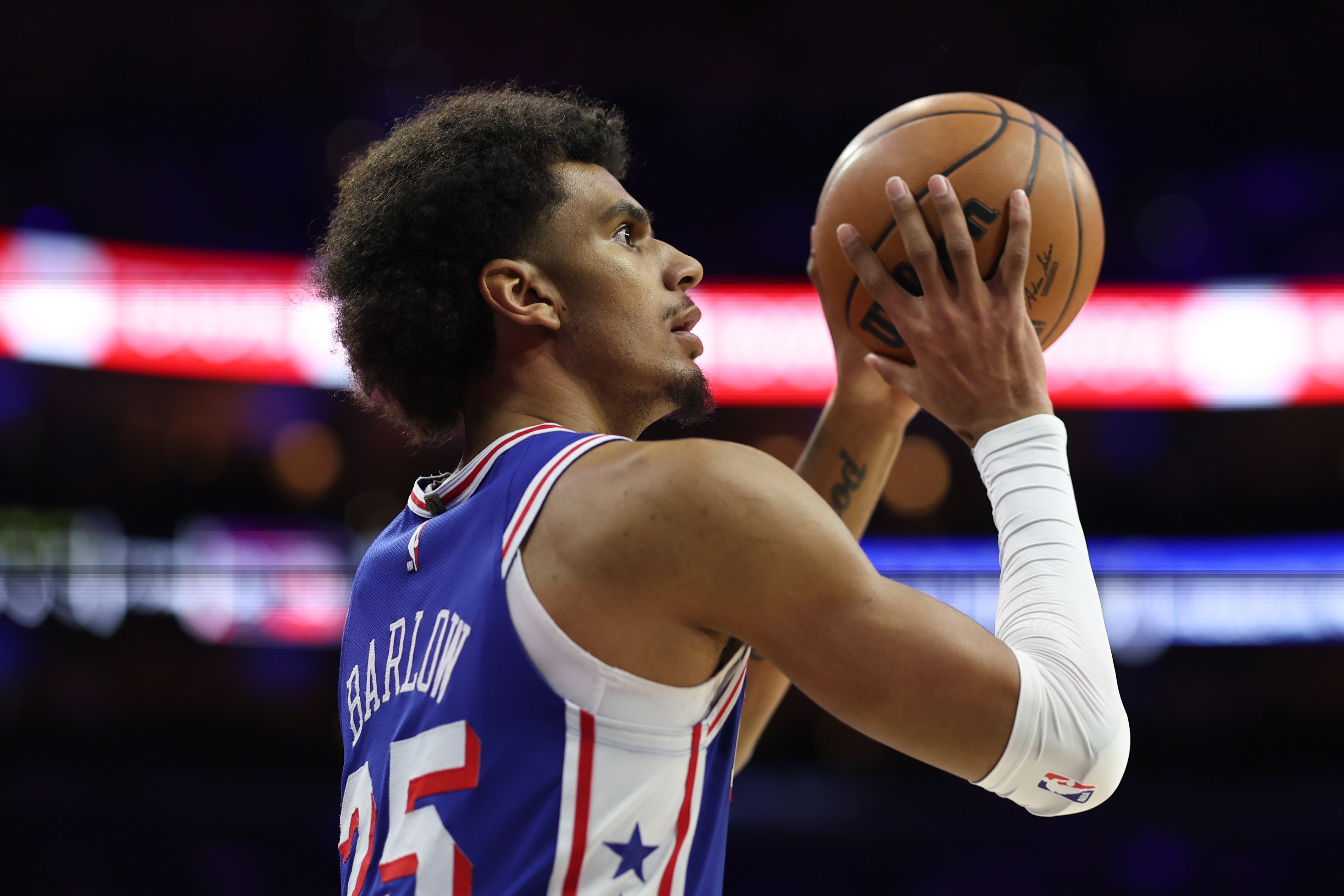 亿万28-火力压制！巴洛反击一马当先起飞暴扣 76人下半场13-2打停太阳