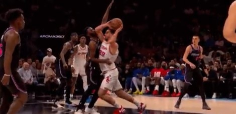 亿万28-看着都疼！申京肘击维金斯把后者打回更衣室 自己也4犯了