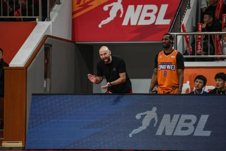 亿万28官网-米兰·伊萨科夫正式担任杭州经纬队主教练