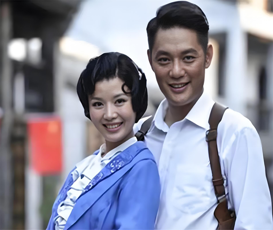 亿万28-49岁程愫近况曝光！与傅程鹏离婚已9年，如今与15岁儿子相依为命