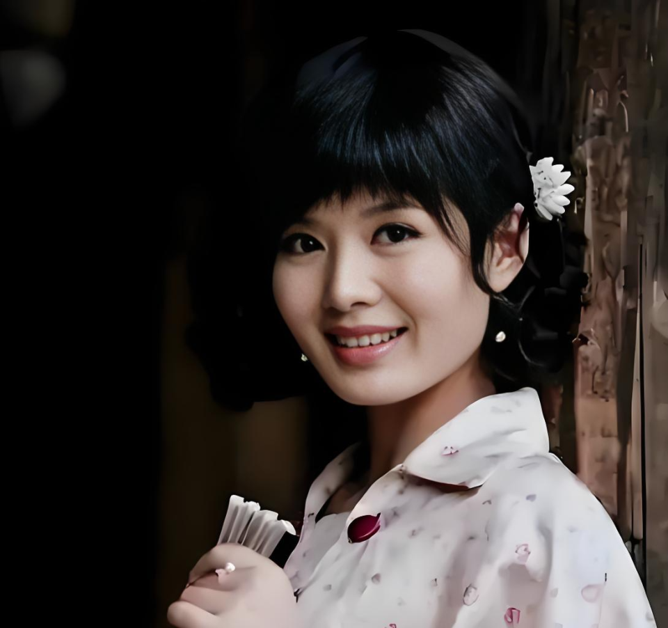 亿万28-49岁程愫近况曝光！与傅程鹏离婚已9年，如今与15岁儿子相依为命