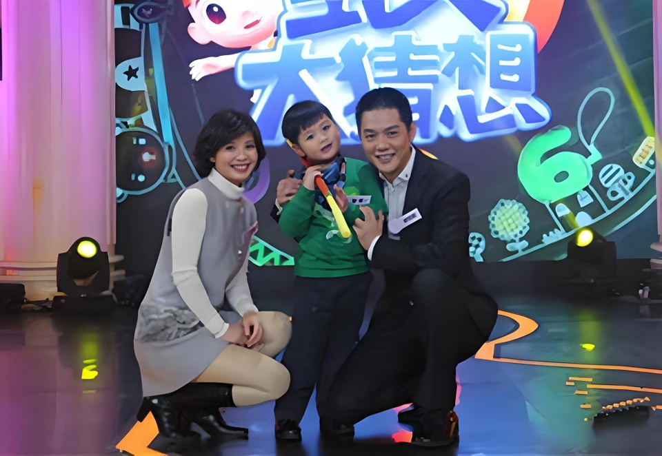 亿万28-49岁程愫近况曝光！与傅程鹏离婚已9年，如今与15岁儿子相依为命