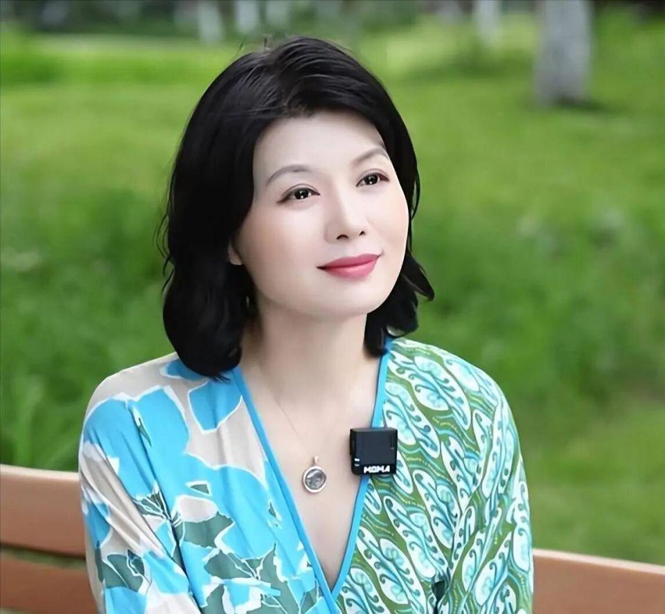 亿万28-49岁程愫近况曝光！与傅程鹏离婚已9年，如今与15岁儿子相依为命