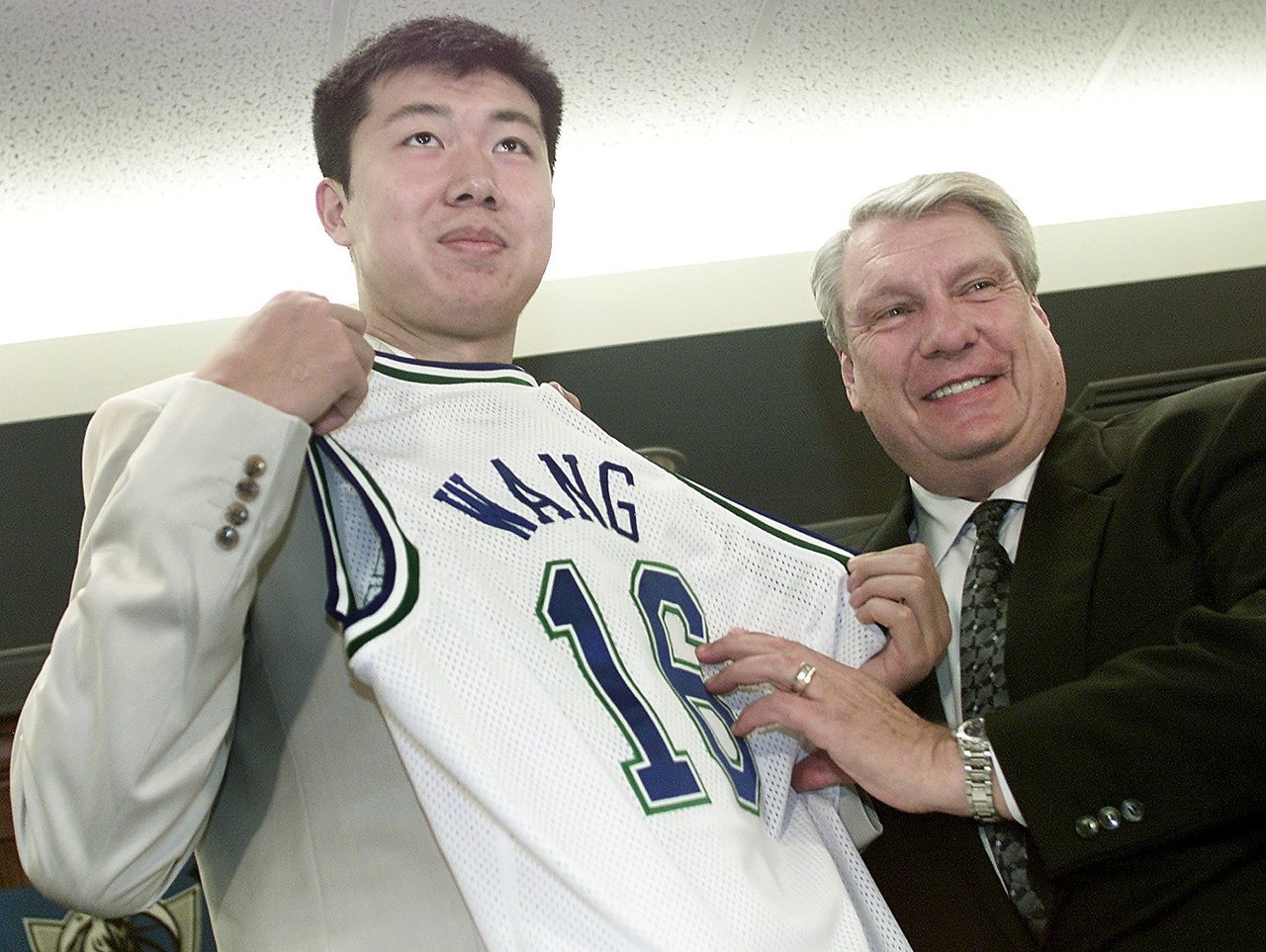亿万28大舞台-尼克斯上次进总决赛联盟啥格局?缩水赛季马龙获MVP 大郅被选中